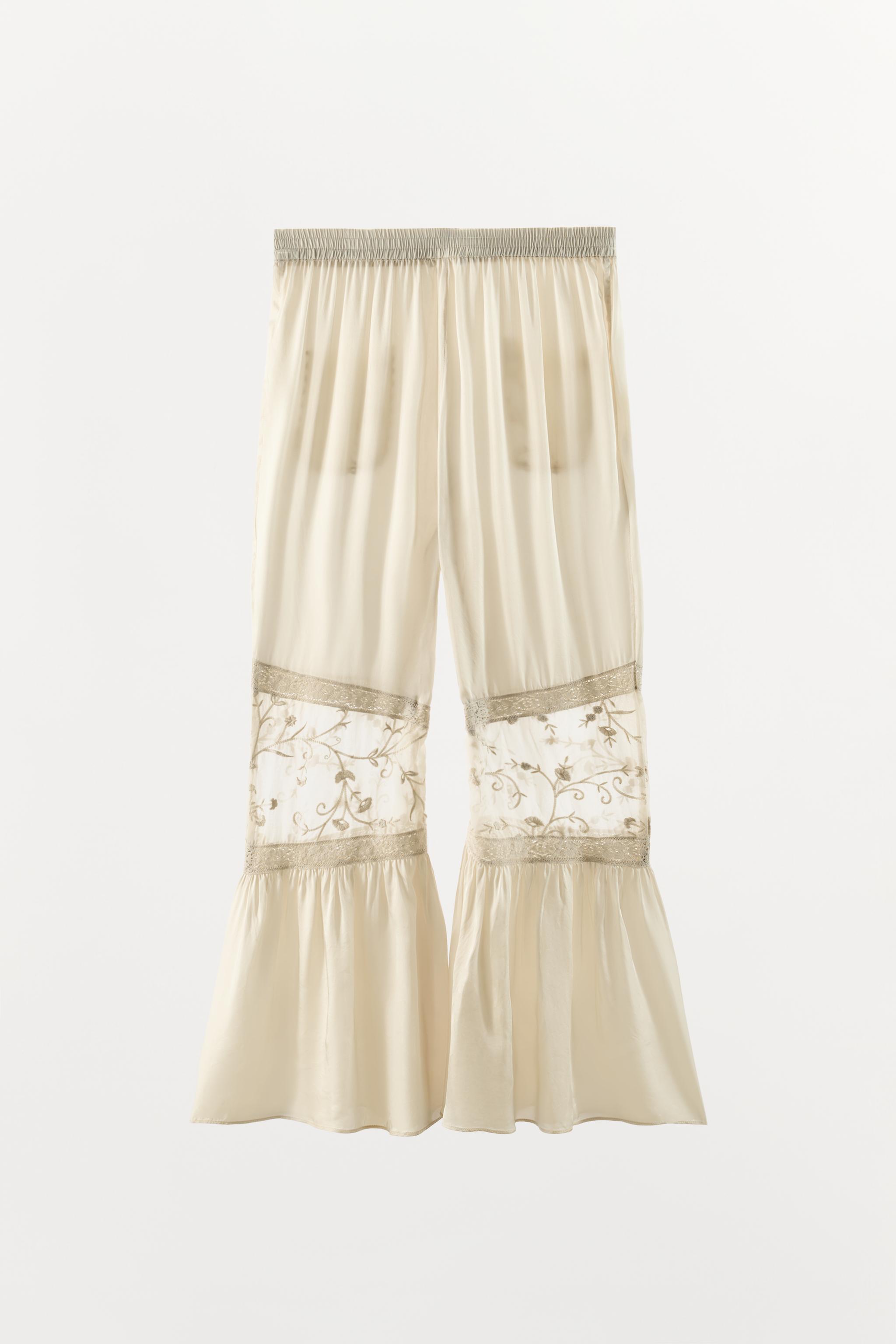 PANTALON EN MATIÈRES VARIÉES AVEC DENTELLE ET BRODERIES FLORALES
